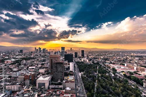 Ein wundersch  ner Sonnenuntergang   ber Mexico City  Mexico.