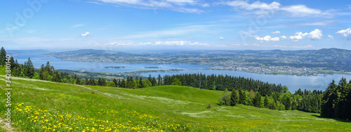 Panorama Zürichssee und Zürich vom Stöcklirüz aus mit Bergwiese
