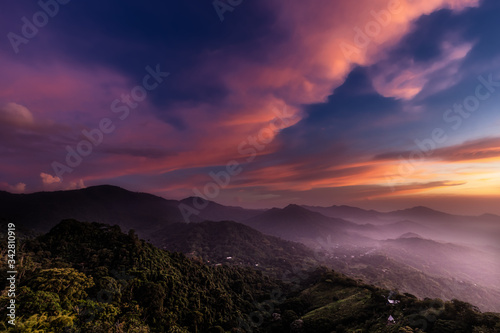 Wunderschöner Sonnenuntergang über dem kolumbianischen Dschungel in Minca, Kolumbien.
