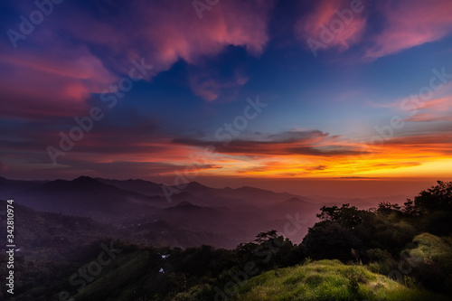 Wunderschöner Sonnenuntergang über dem kolumbianischen Dschungel in Minca, Kolumbien.