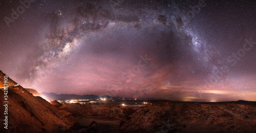 Panorama der Milchstraße über San Pedro de Atacama, Chile.