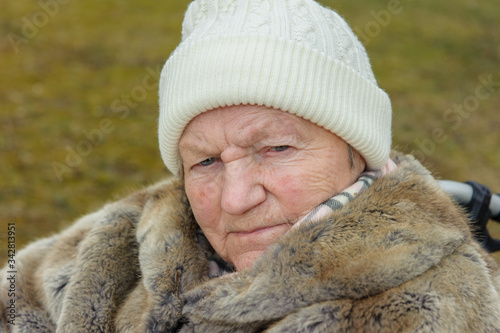 Alte Frau mit Mütze photo