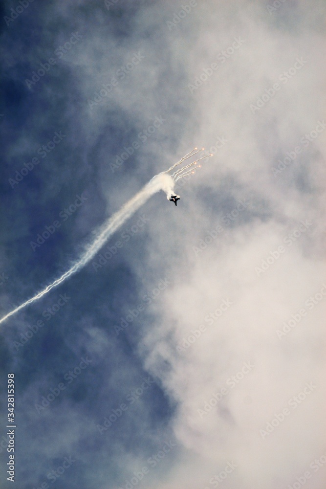 F-16 USAF in acrobazia aerea con flare - obrazy, fototapety, plakaty 