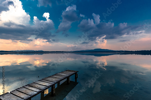 Sonnenuntergang in der Laguna Lachua, Guatemala. Dieser See wird auch Spiegel des Himmels genannt. photo