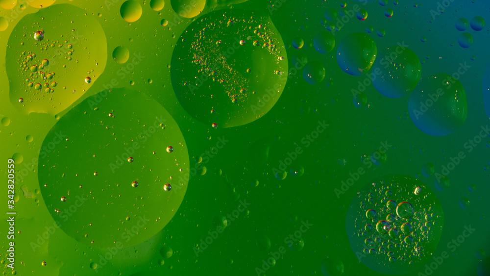 Immagine fotografica astratta di giochi d’acqua molto colorata