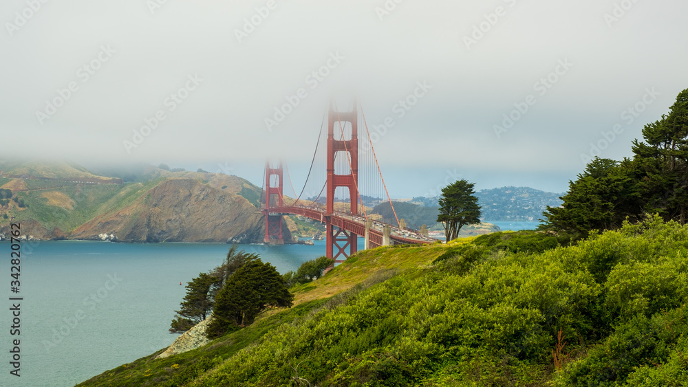 Fototapeta premium piękny most Golden Gate we mgle
