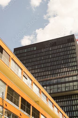 schönes Architektur Foto mit orangenem und schwarzem Hochhaus