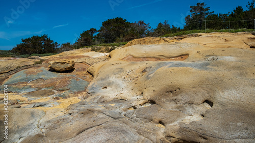 braunes und gelbes Gestein verschmolzen zu beeindruckenden Felsen