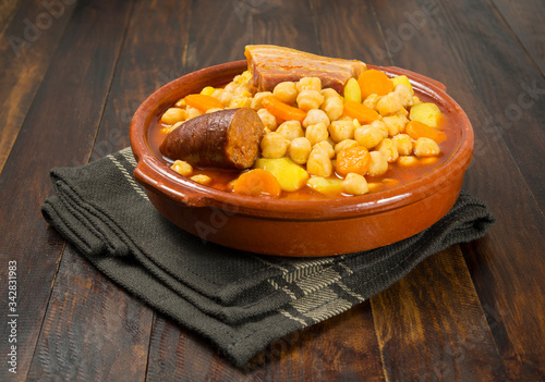 Garbanzos con chorizo photo