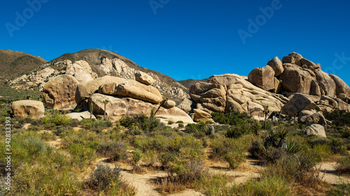 riesige Felsbrocken inmitten einer W  stenlandschaft