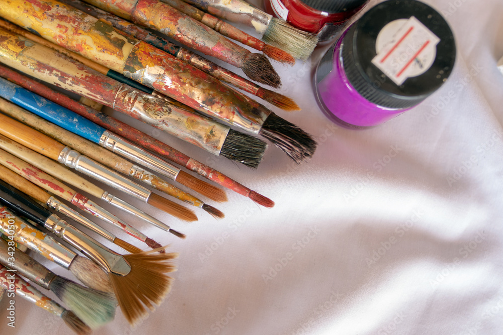 Obraz premium Paintbrush placed on a white cloth, Art Education, Learning to the 21st century, Stem studies.Selectively focus on specific points and blur in the image.