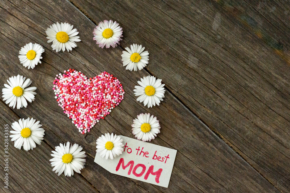 Obraz premium circle of daisy flowers and a heart