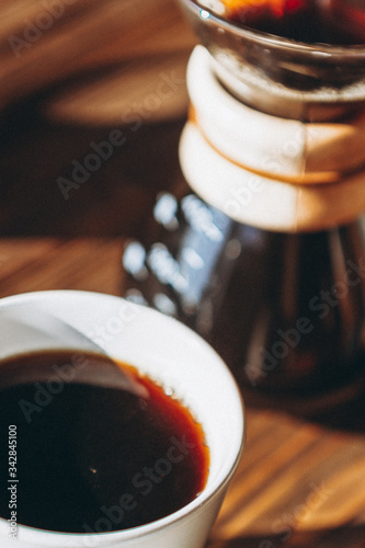 Foto The coffee is alternatively made using a paper filter and a kemex is poured from the flask into a mug