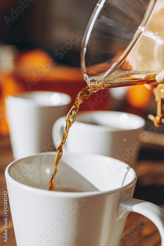 Foto The coffee is alternatively made using a paper filter and a kemex is poured from the flask into a mug