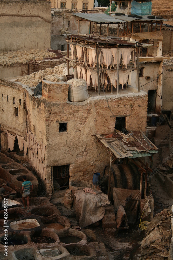 fabrica de cuero artesanal en Fez, Marruecos