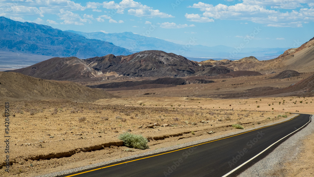 eine Straße führt durch das Death Valley
