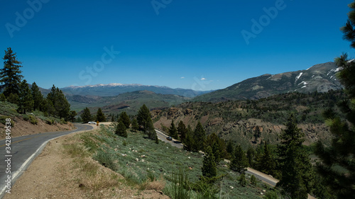 eine beeindruckende Landschaft mit schneebedeckten Bergen der Sierra Nevada