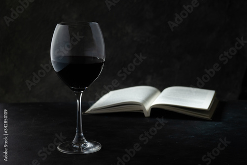 Copa de vino tinto y lectura. Libro y copa de vino tinto. 