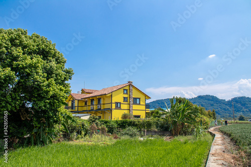 Wallpaper Mural Single Yellow  House villa Torontodigital.ca