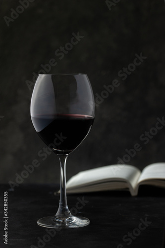 Copa de vino tinto y libro. Vino y lectura