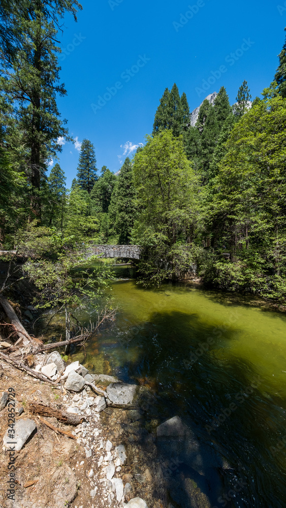 Obraz premium eine Holzbrücke die über einen Fluss führt