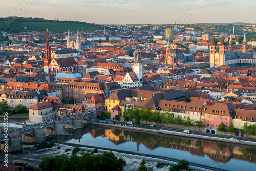 Sonnenuntergang über dem Main und den Straßen von Würzburg in Deutschland.