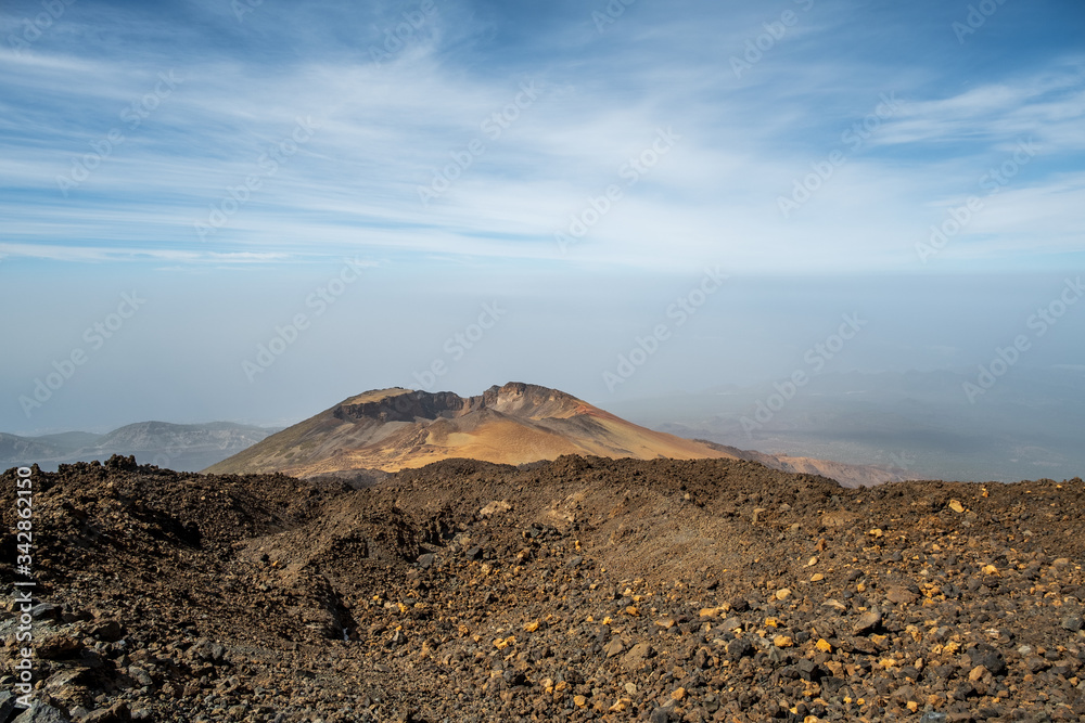 die vulkanische Landschaft mit einem Krater auf dem Teide