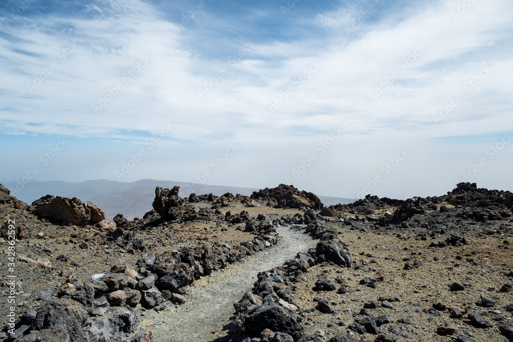 ein steiniger Wanderweg auf dem Teide