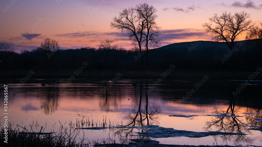 Obraz premium evening light over a lake