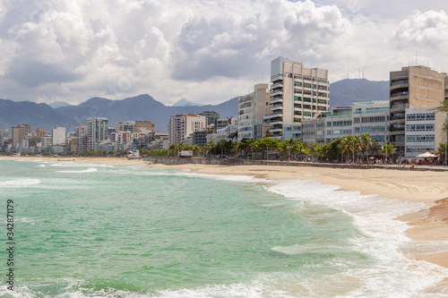 arpoador beach empty during the coronavirus pandemic in Rio de Janeiro. © BrunoMartinsImagens