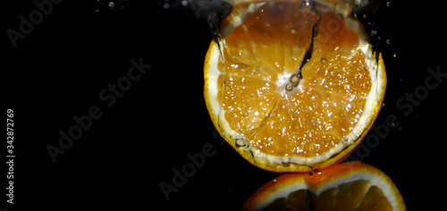 Fototapeta Naklejka Na Ścianę i Meble -  Orange Slice Splash in Water