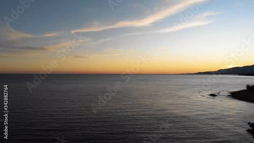 Atardecer en la costa dorada de Cataluña. Un atardecer muy bonito con el cielo despejado y el mar tranquilo como un lago.