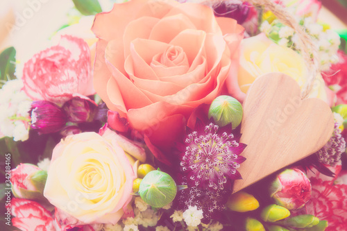 Hintergrund mit Rose Herz  und verschiedenen Blumen