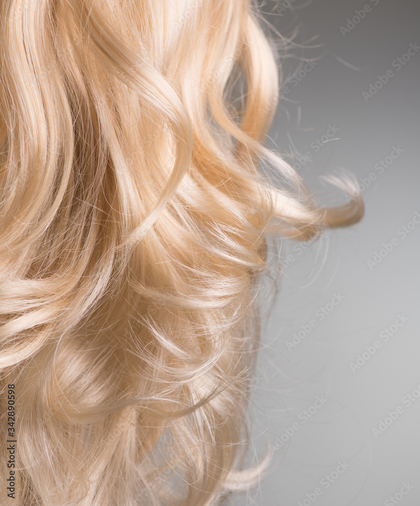 Blond Hair. Beautiful healthy long curly blonde hair close-up texture. Dyed  Wavy white hair background, coloring, extensions, cure, treatment concept.  Haircare. foto de Stock | Adobe Stock