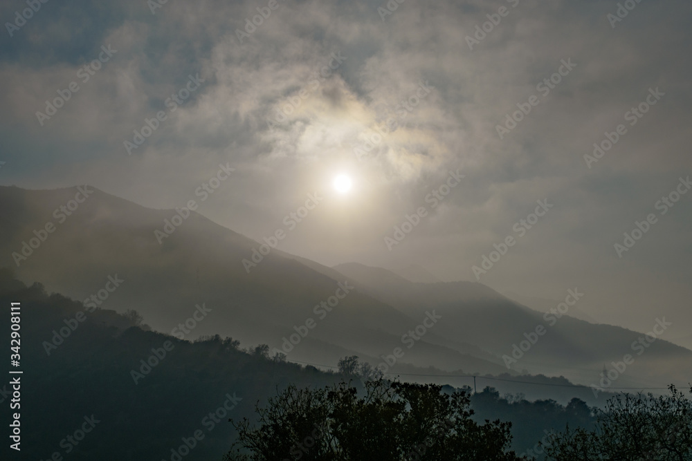 Luz de Amanecer en las Montañas con Neblina