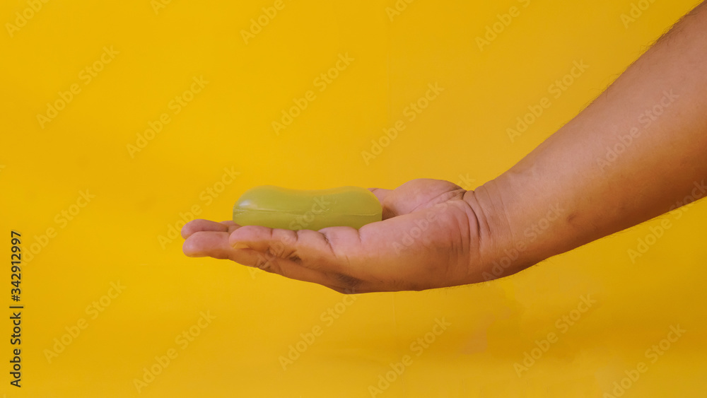 Personas de papel en cuarentena con distanciamiento social y cuidados 