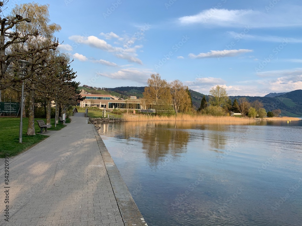 Seeplatz / Seeufer in Oberägeri am Ägerisee - See in der Schweiz Seeplatz / Seeufer in Oberägeri am Ägerisee - See in der Schweiz