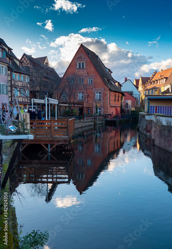 canal de estrasburgo al atardecer y bellas casas de colores en adviento