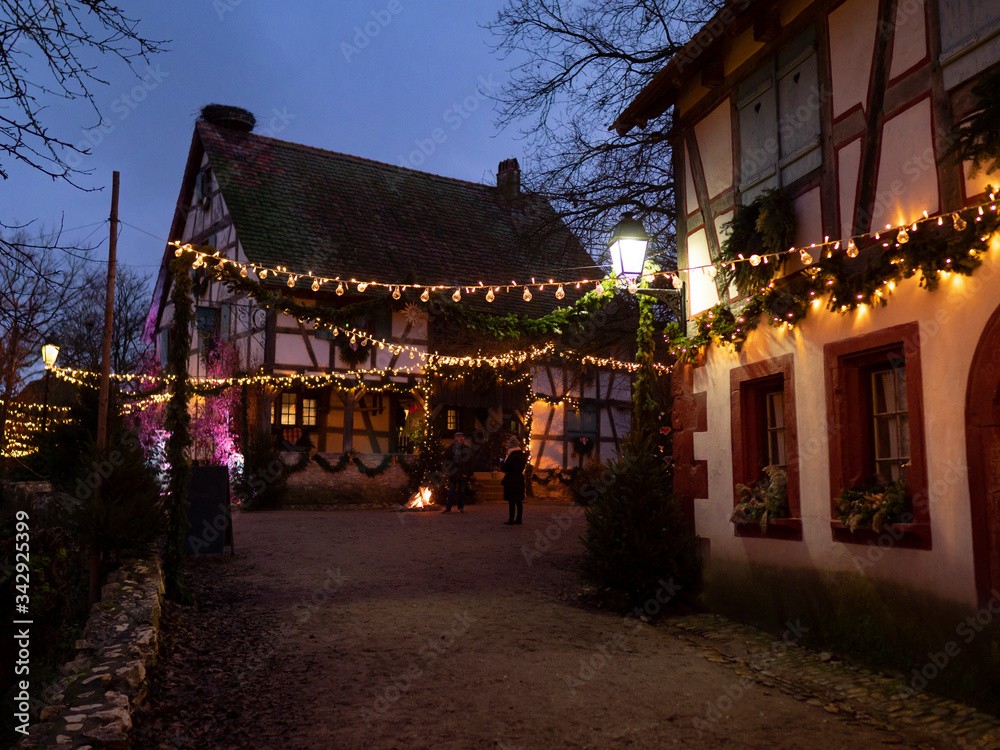 callejuela de casas antiguas por la noche y ambiente navideño