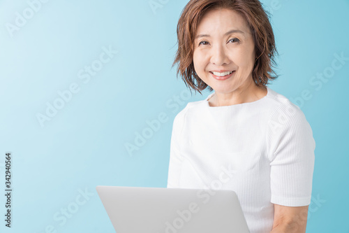 ラップトップコンピューターを見るシニア女性