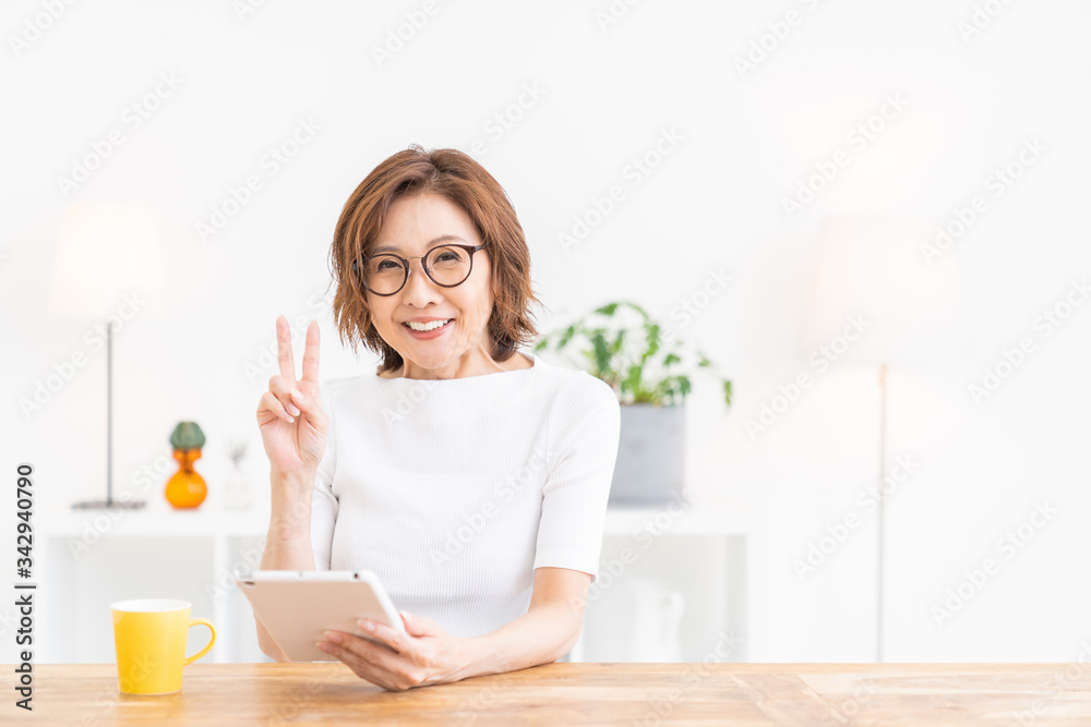 タブレットを見るシニア女性 タブレットを見るシニア女性