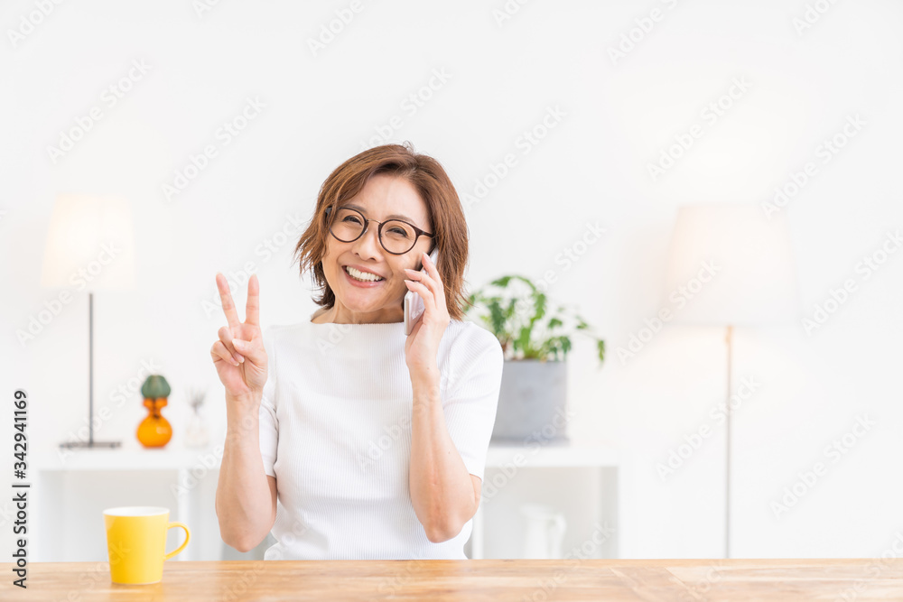 電話をするシニア女性 電話をするシニア女性