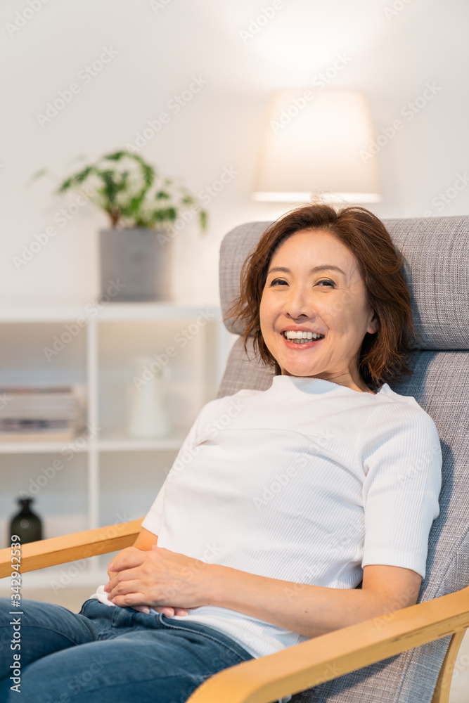 部屋でリラックスするシニア女性 部屋でリラックスするシニア女性