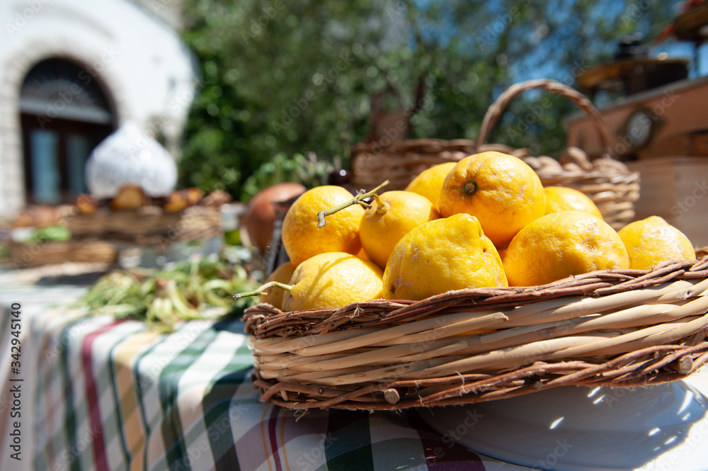 Cesto di limoni freschi e biologici. Dieta mediterranea in Puglia. Stock  Photo