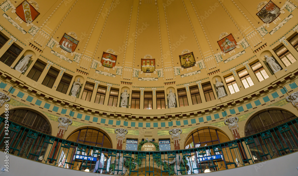 Obraz premium Prague. Czech Republic. Dome of the Art Nouveau style in the main railway station.