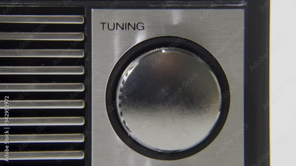 Extreme close up tuning radio frequency stations on retro transistor radio FM AM vídeo do Stock