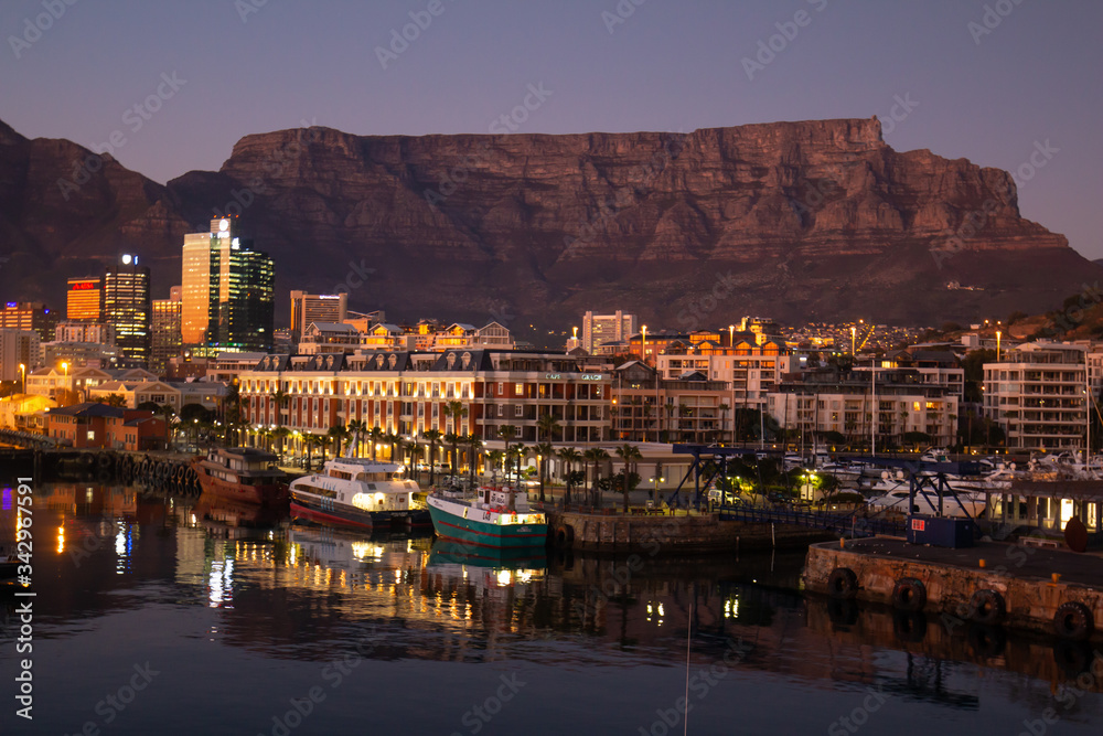 Fototapeta premium View of Table Mountain at dawn from waterfront of Cape Town