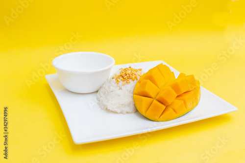 Fototapeta Naklejka Na Ścianę i Meble -  Mango Sticky Rice.Pulut Mangga. Thai dessert flatlay