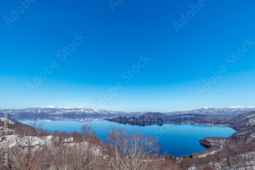 【青森県十和田湖】初春の十和田湖：紫明亭展望台から望む十和田湖