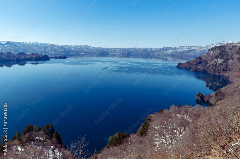 Fototapeta premium 【青森県十和田湖】初春の十和田湖：瞰湖台から眺める十和田湖は開放的な大パノラマ